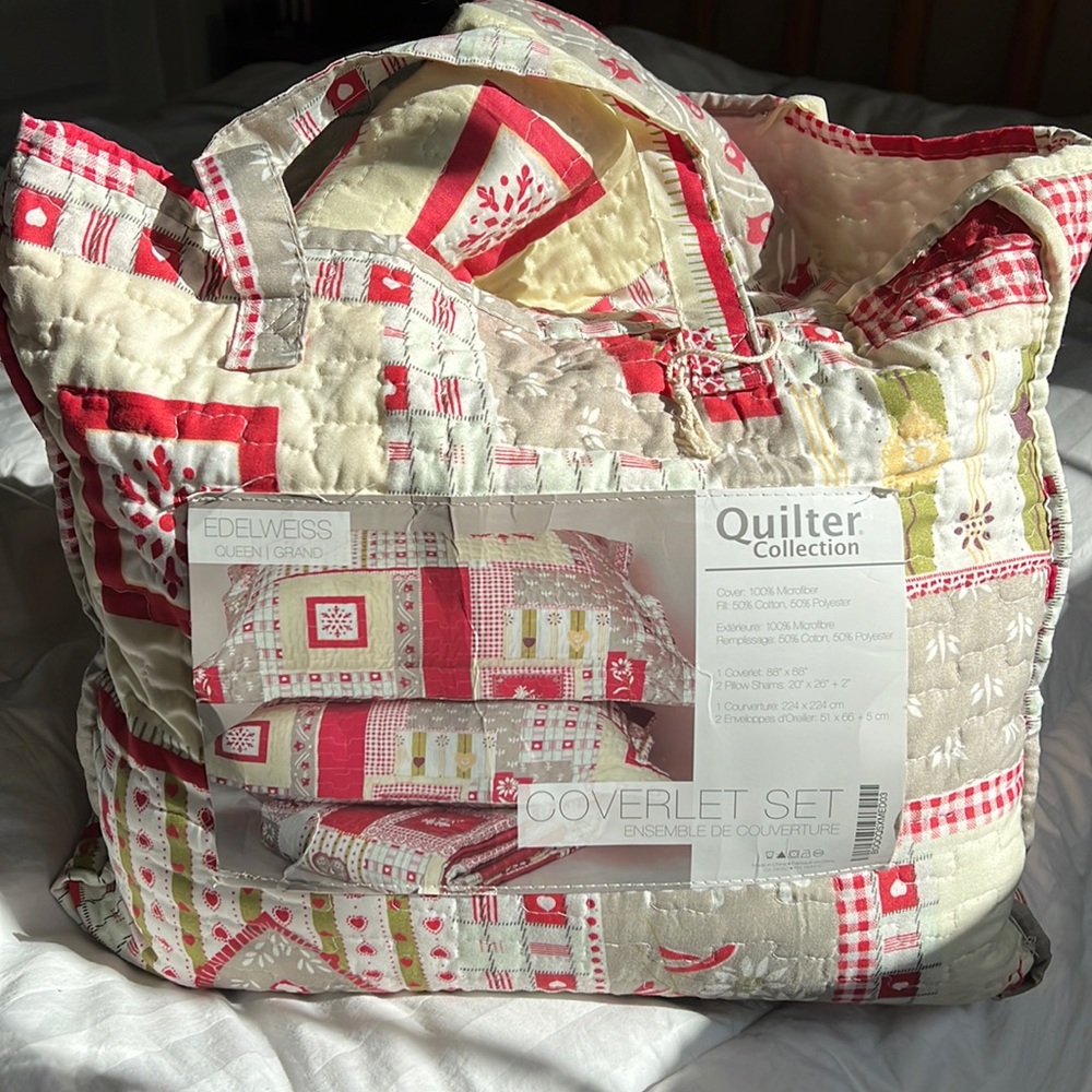Bed-in-a-bagQueen size quilt w/matching pillow shams,like new in matching bag.